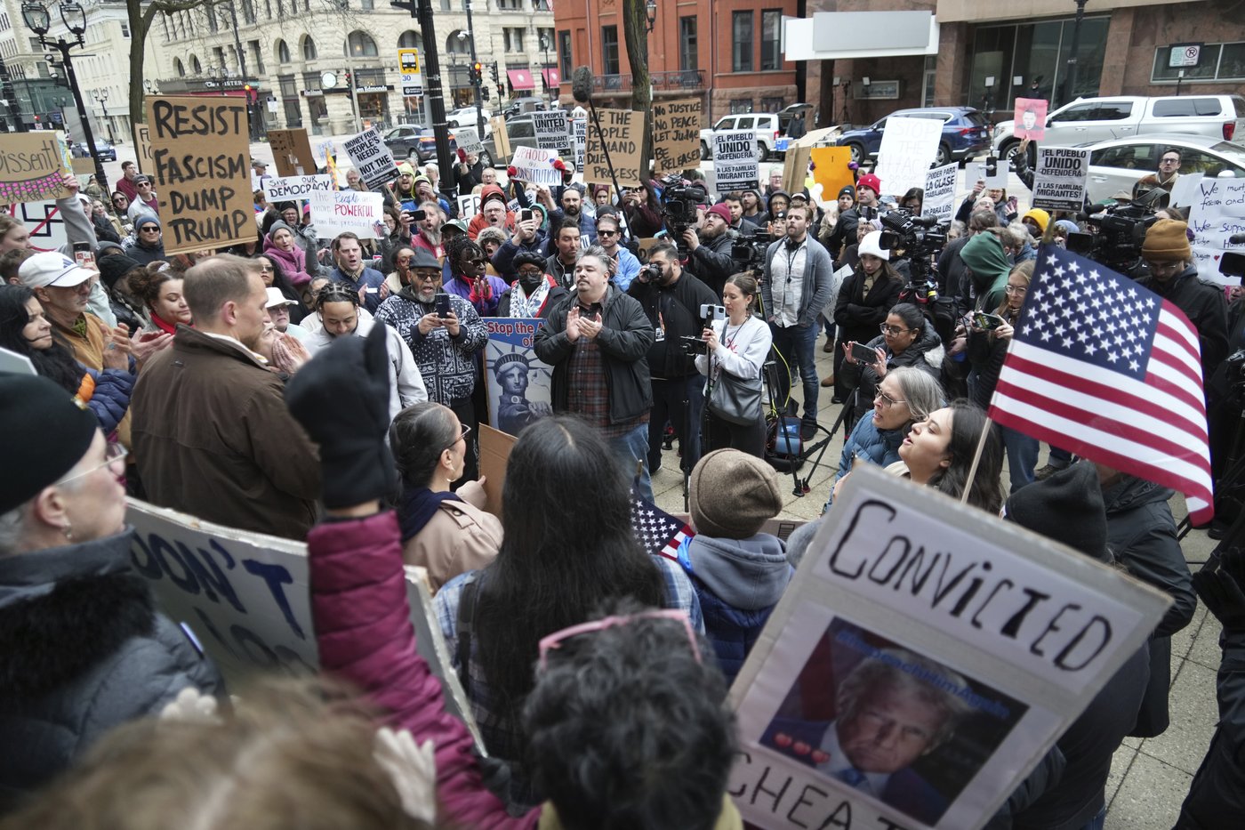 FBI arrests a Milwaukee judge accused of helping a man evade immigration authorities | iNFOnews.ca