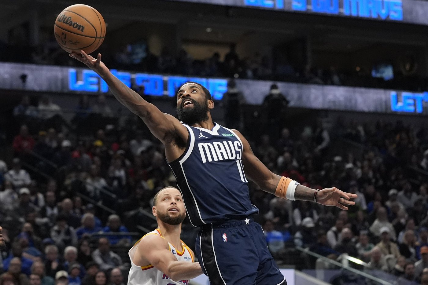 Kyrie Irving scores 42 points to lead Mavericks past Warriors 111-107 | iNFOnews.ca