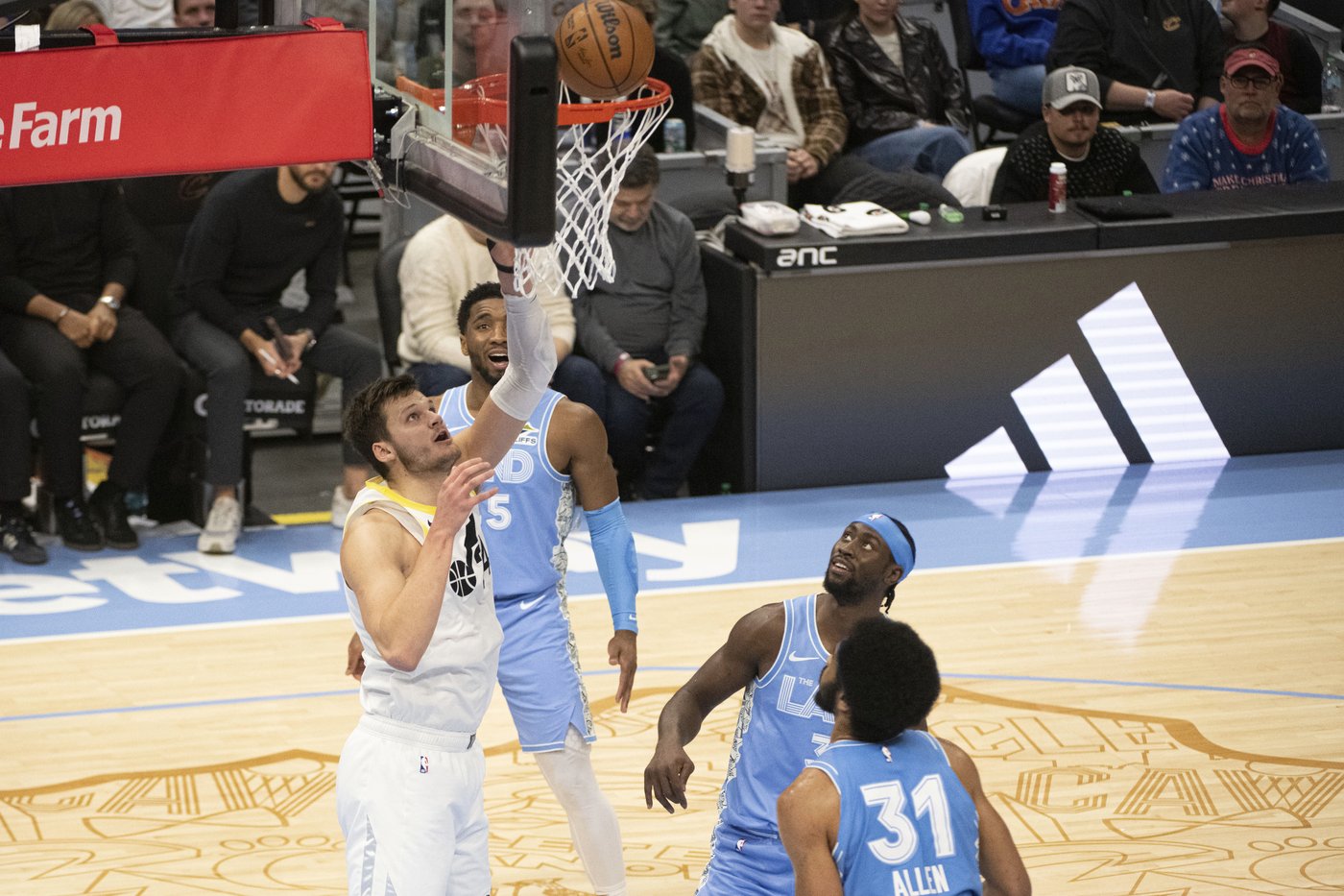 Darius Garland scores 23 and NBA-best Cavaliers beat Jazz 124-113 for 17th home win in 18 games | iNFOnews.ca