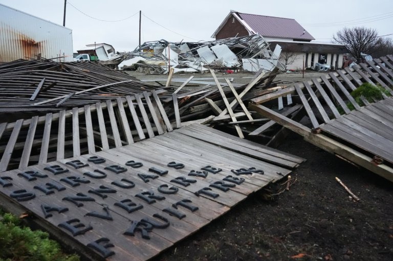 Tornadoes kill 2 in northwestern Indiana and raze buildings in Kankakee, Illinois | iNFOnews.ca