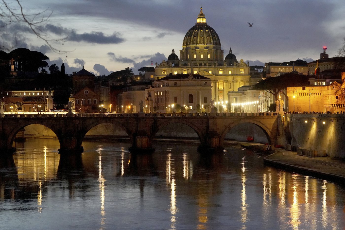 Pope had coughing fit, inhaled vomit and now requires assisted ventilation, Vatican says | iNFOnews.ca