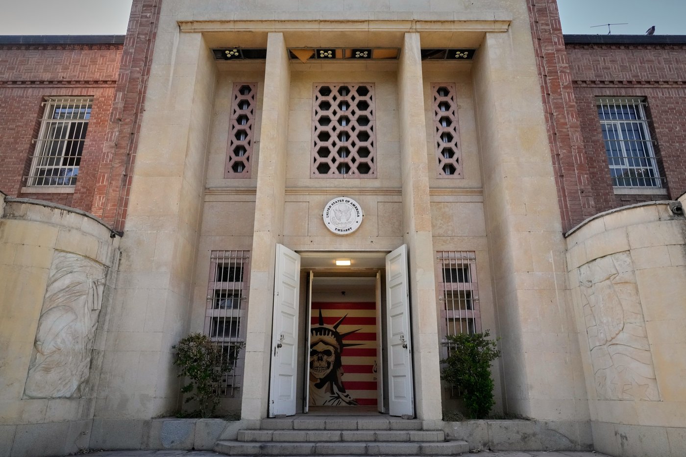 Inside Tehran's former U.S. Embassy, now an anti-American museum, in photos | iNFOnews.ca