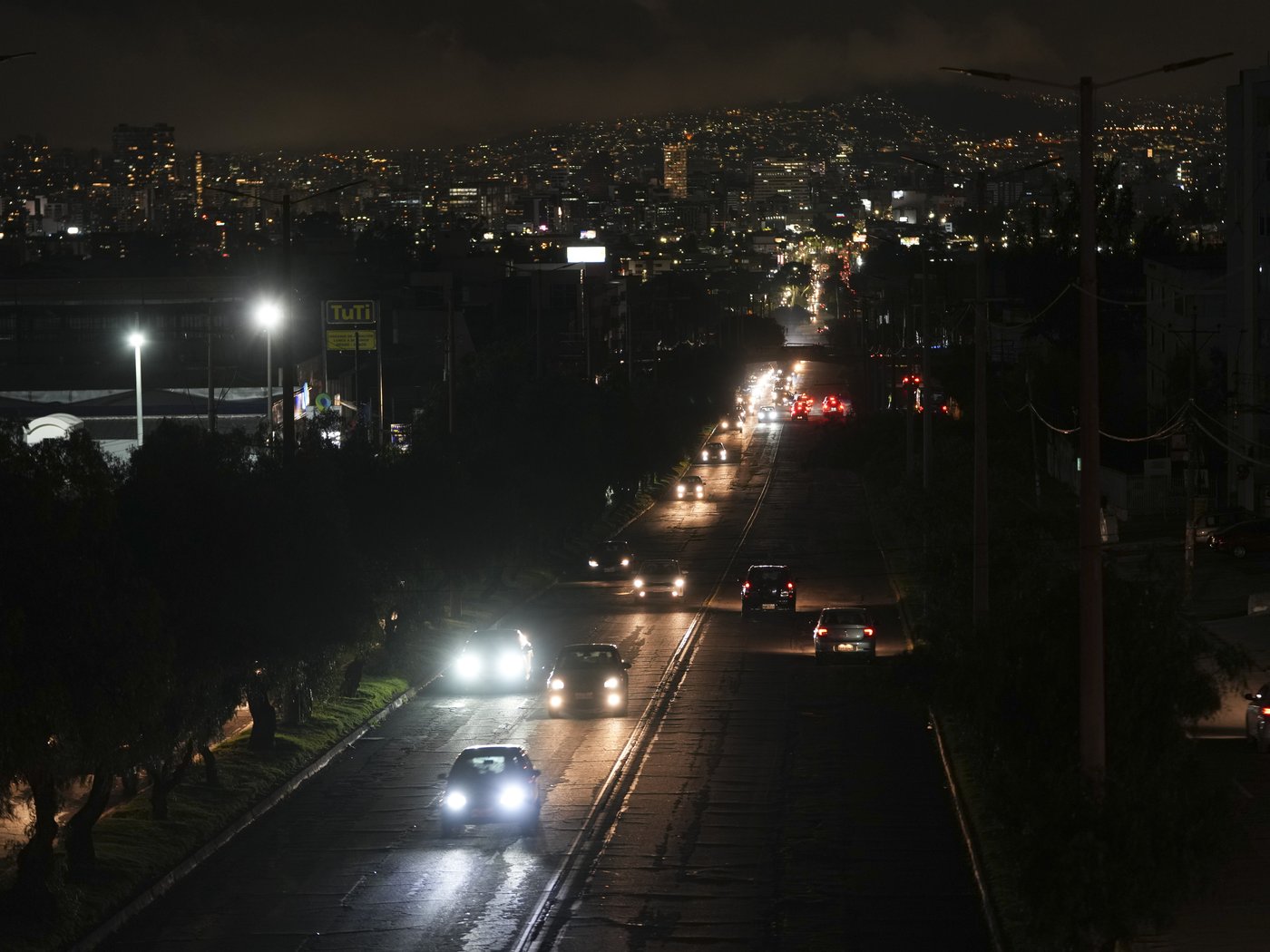 As Christmas nears, Ecuador's homes get a break from power cuts but companies still face rationing | iNFOnews.ca