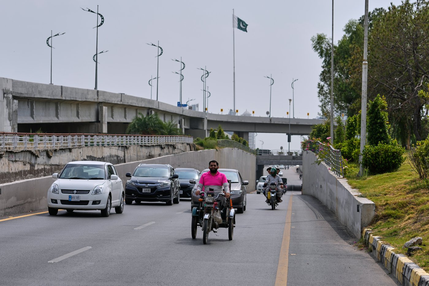 An accident took his legs. He adapted his motorcycle and delivers meals across Islamabad, in photos | iNFOnews.ca