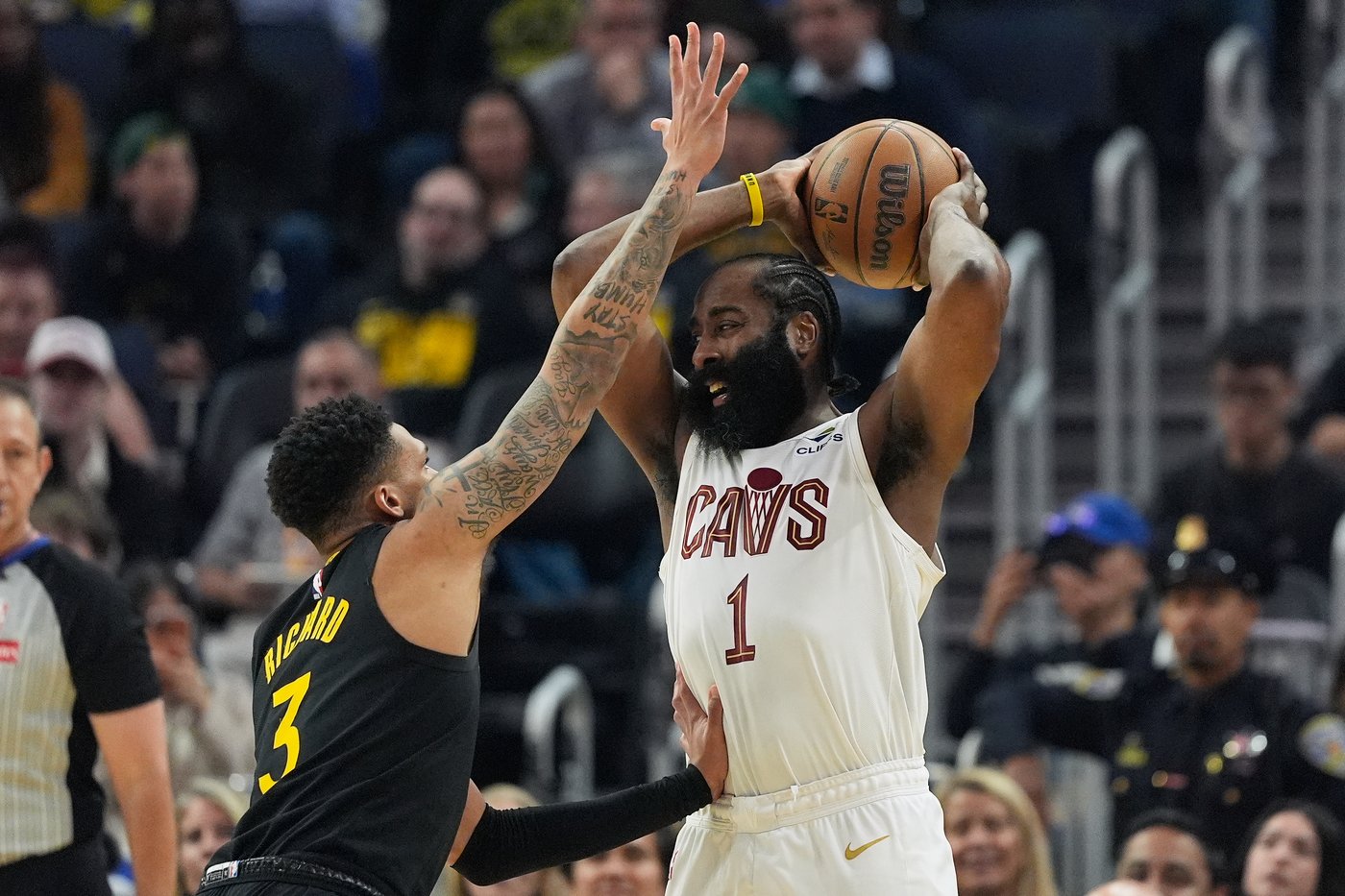 Donovan Mitchell scores 25, Max Strus 24 as Cavaliers hold off Warriors 118-111 | iNFOnews.ca