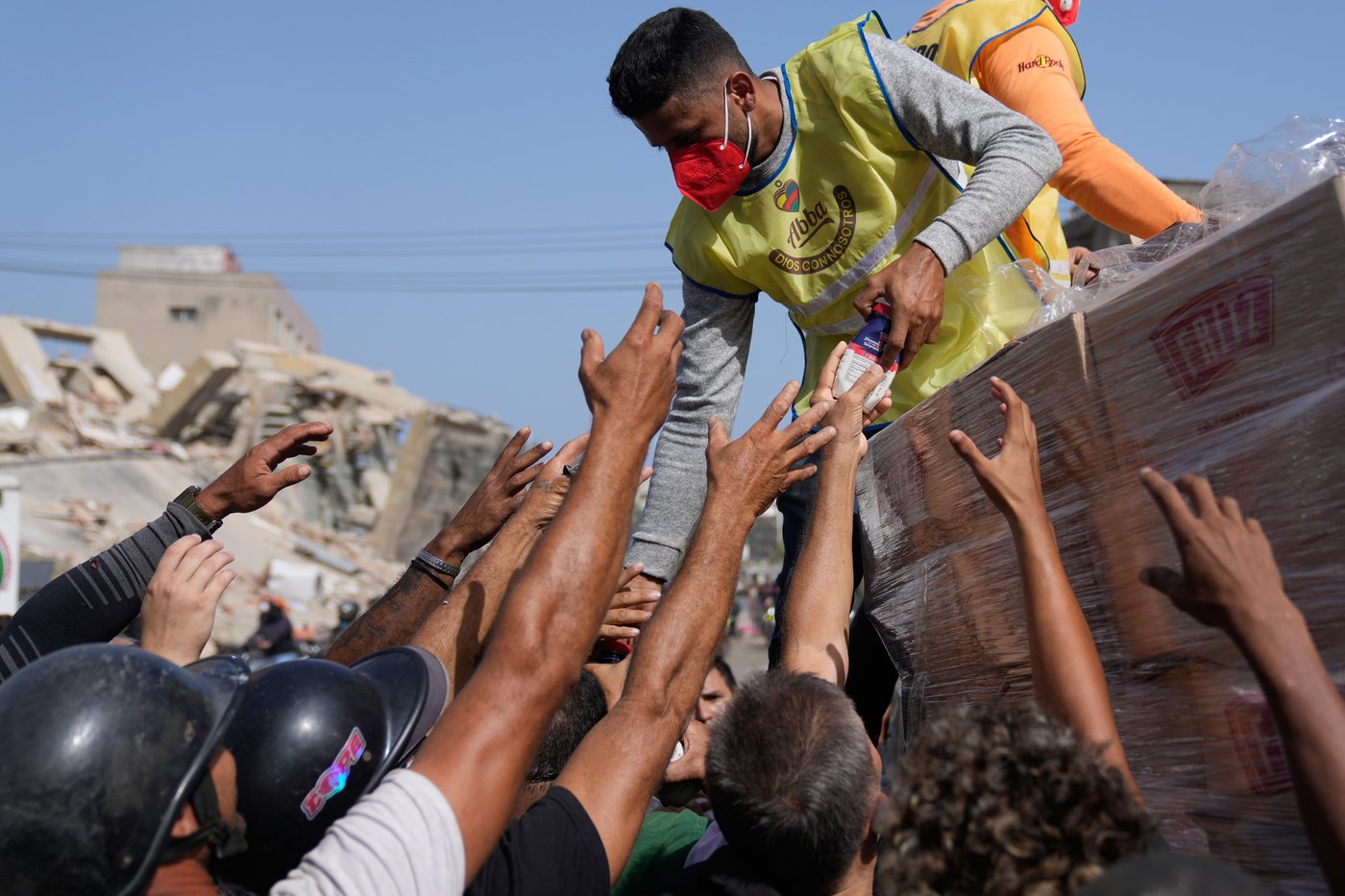 Photos show rescue efforts across earthquake-ravaged Venezuela | iNFOnews.ca