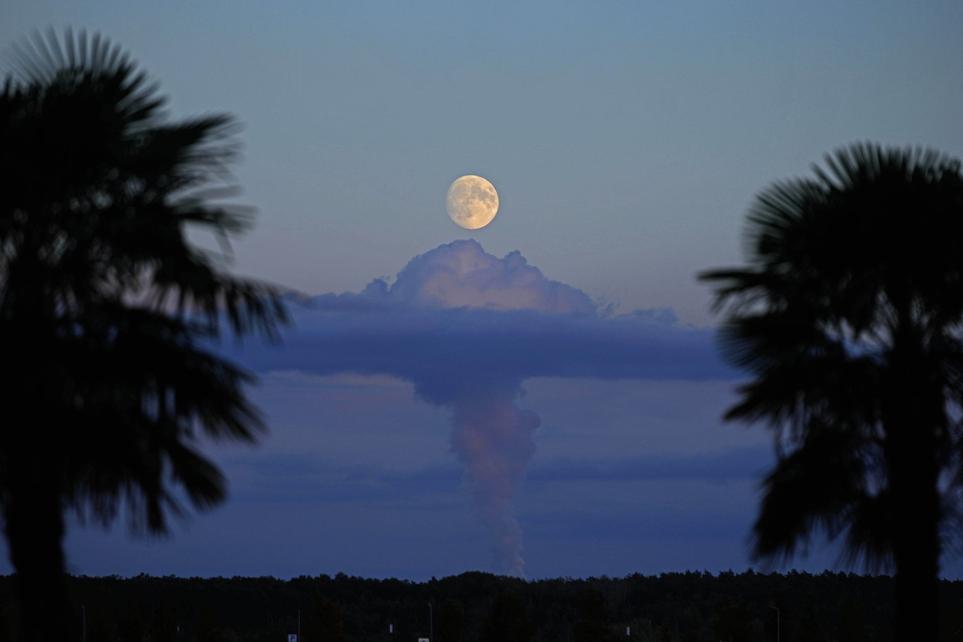October's supermoon pairs with a comet for a special nighttime spectacle | iNFOnews.ca