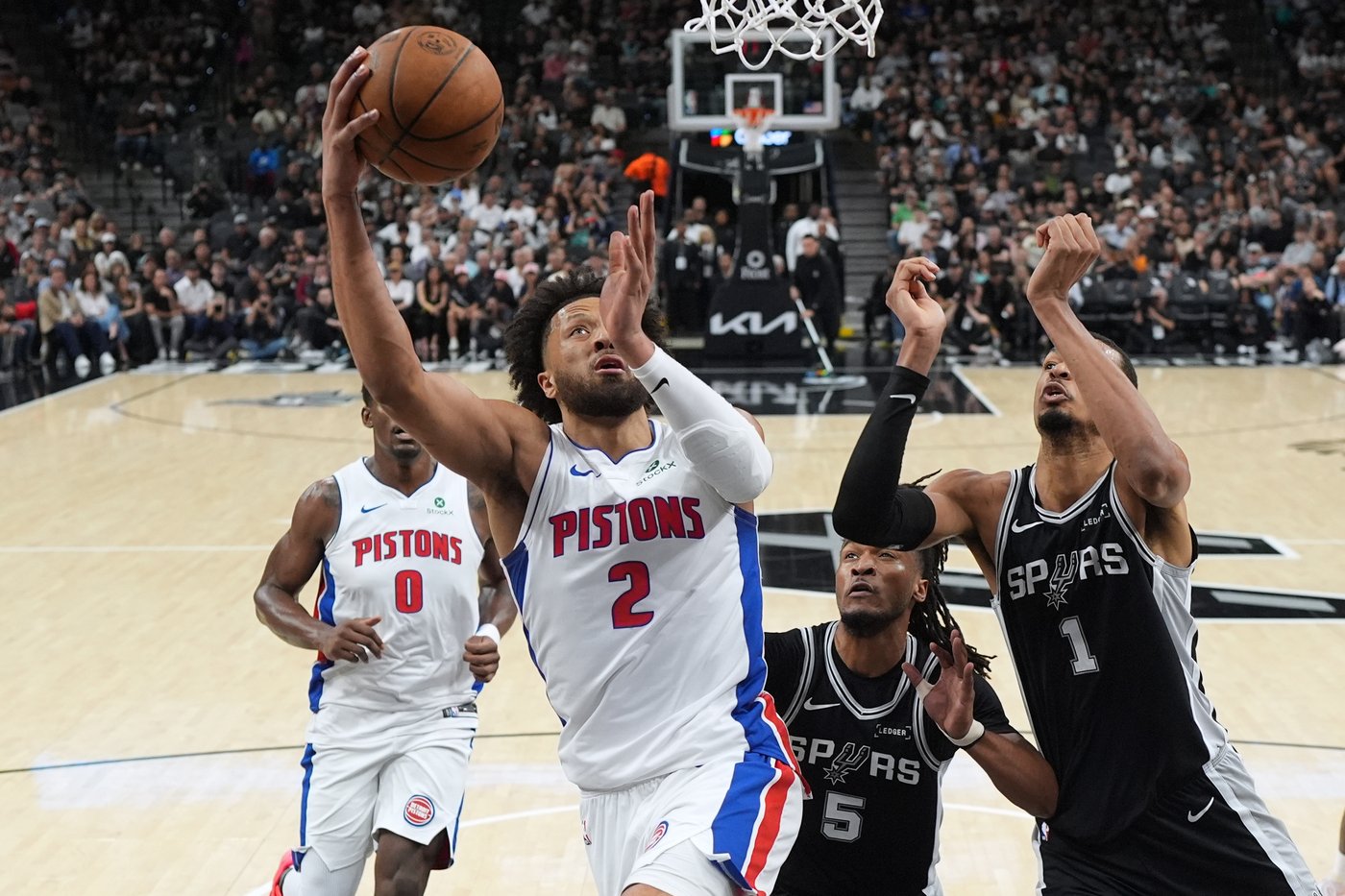 Wembanyama has 38 points and 16 rebounds in the Spurs' 121-106 win over the Pistons | iNFOnews.ca