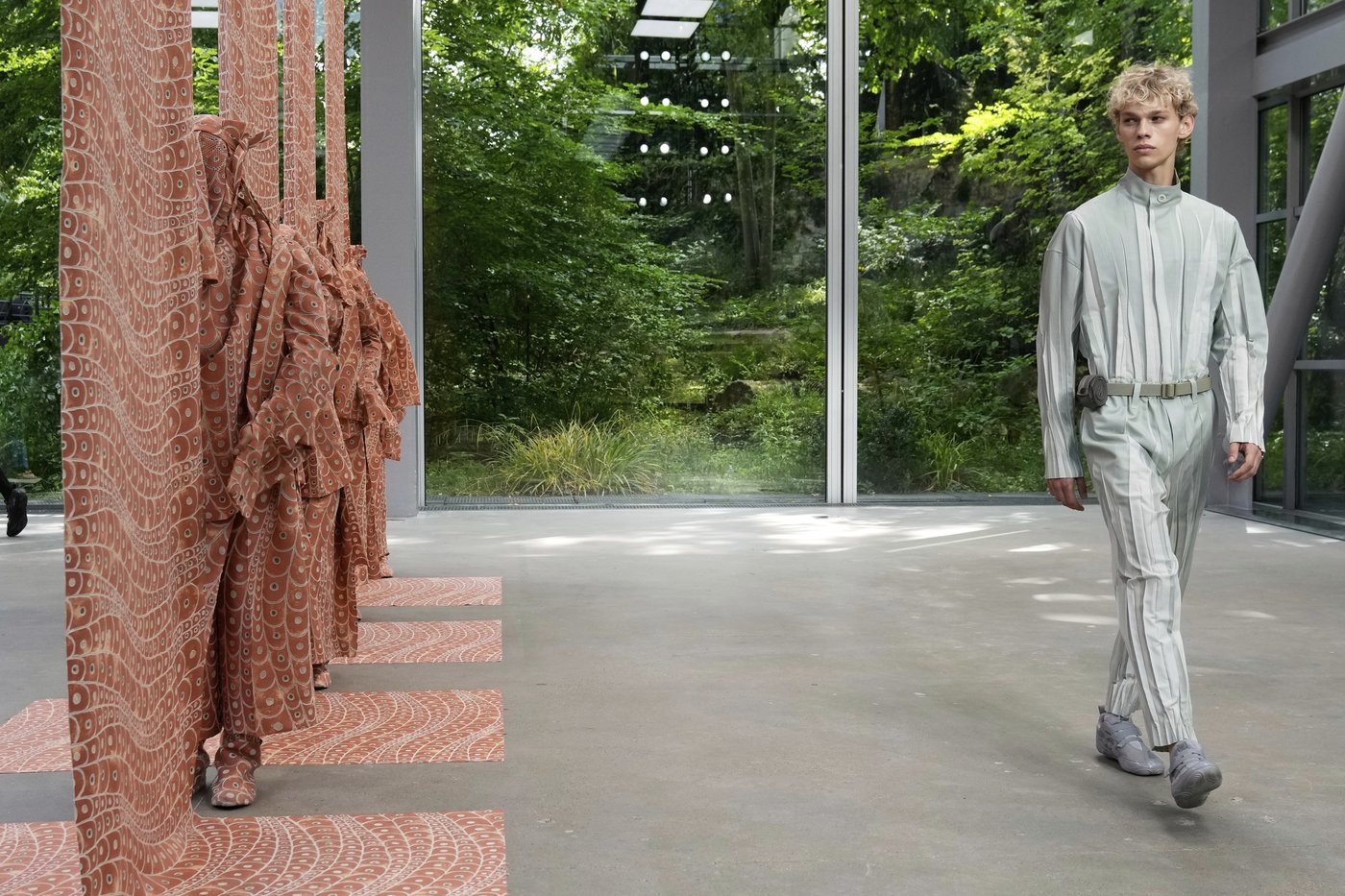 Issey Miyake transforms the Cartier Foundation into living sculpture garden with light and movement | iNFOnews.ca Issey Miyake transforms the Cartier Foundation into living sculpture garden with light and movement | iNFOnews.ca