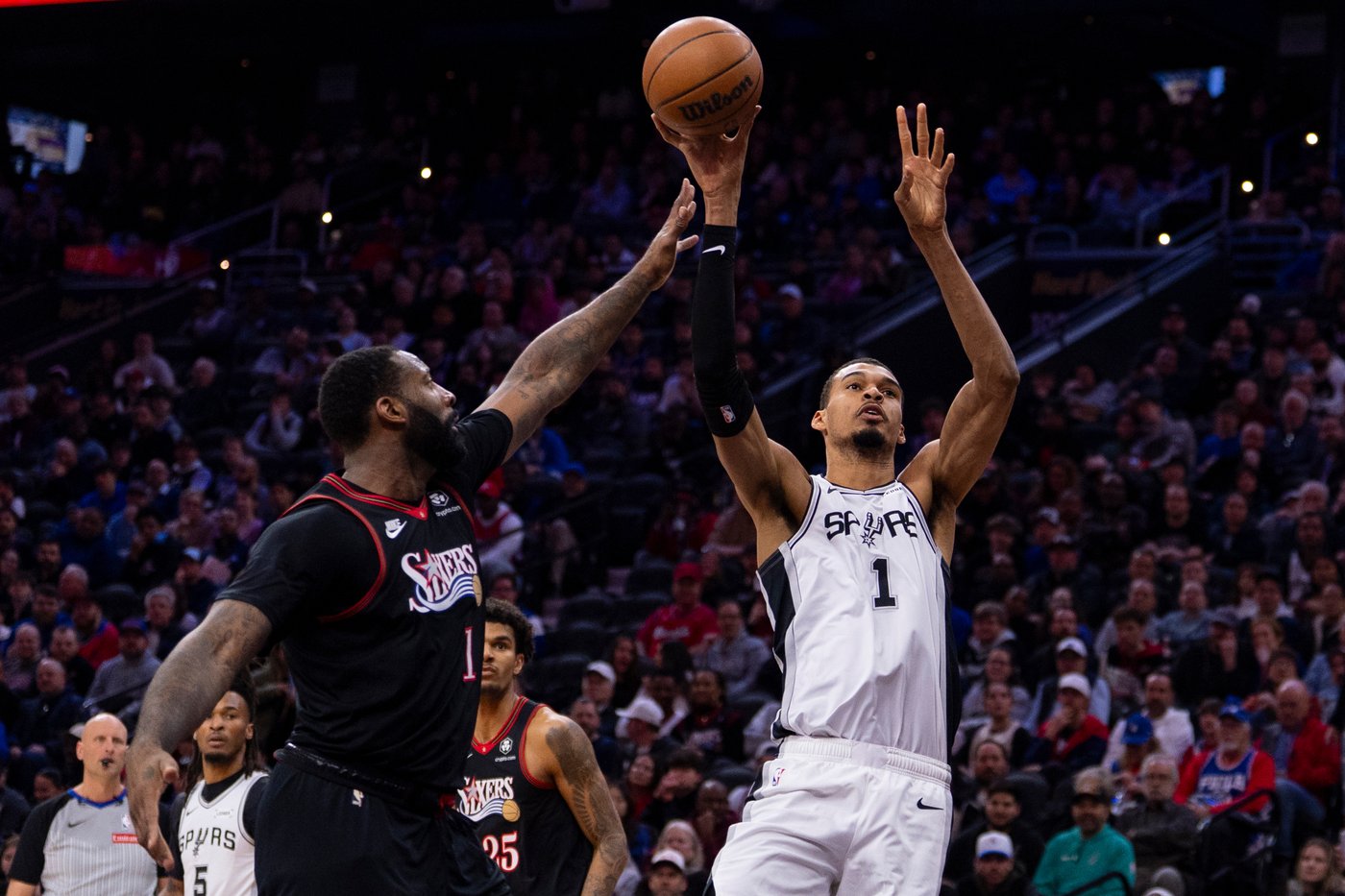 Harper scores 22, Spurs rebound from 1st loss in 12 games to romp past 76ers 131-91 | iNFOnews.ca Harper scores 22, Spurs rebound from 1st loss in 12 games to romp past 76ers 131-91 | iNFOnews.ca