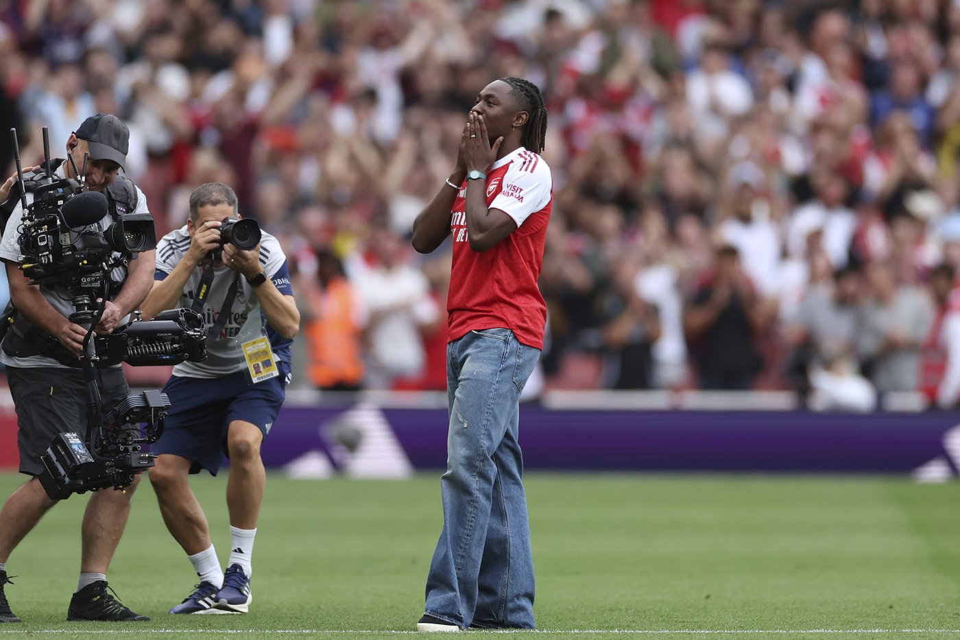 Arsenal signs Eze in reported $80M move in a homecoming for the England forward and a blow to Spurs | iNFOnews.ca