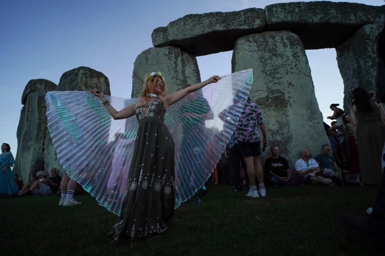 Welcoming the longest day at Stonehenge, in photos | iNFOnews.ca