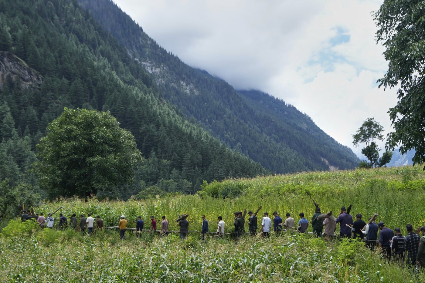 Photos of mourners and searches for the missing from flash floods in Pakistan and India | iNFOnews.ca