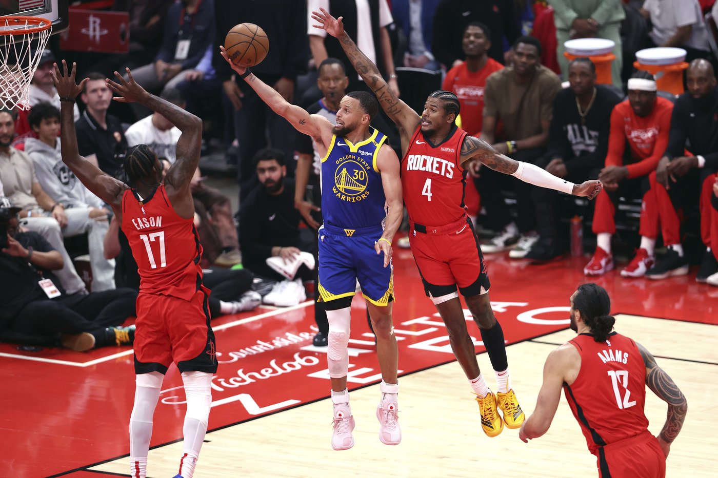 Stephen Curry scores 31 points in the Warriors' 95-85 victory over the Rockets 95-85 in Game 1 | iNFOnews.ca Stephen Curry scores 31 points in the Warriors' 95-85 victory over the Rockets 95-85 in Game 1 | iNFOnews.ca