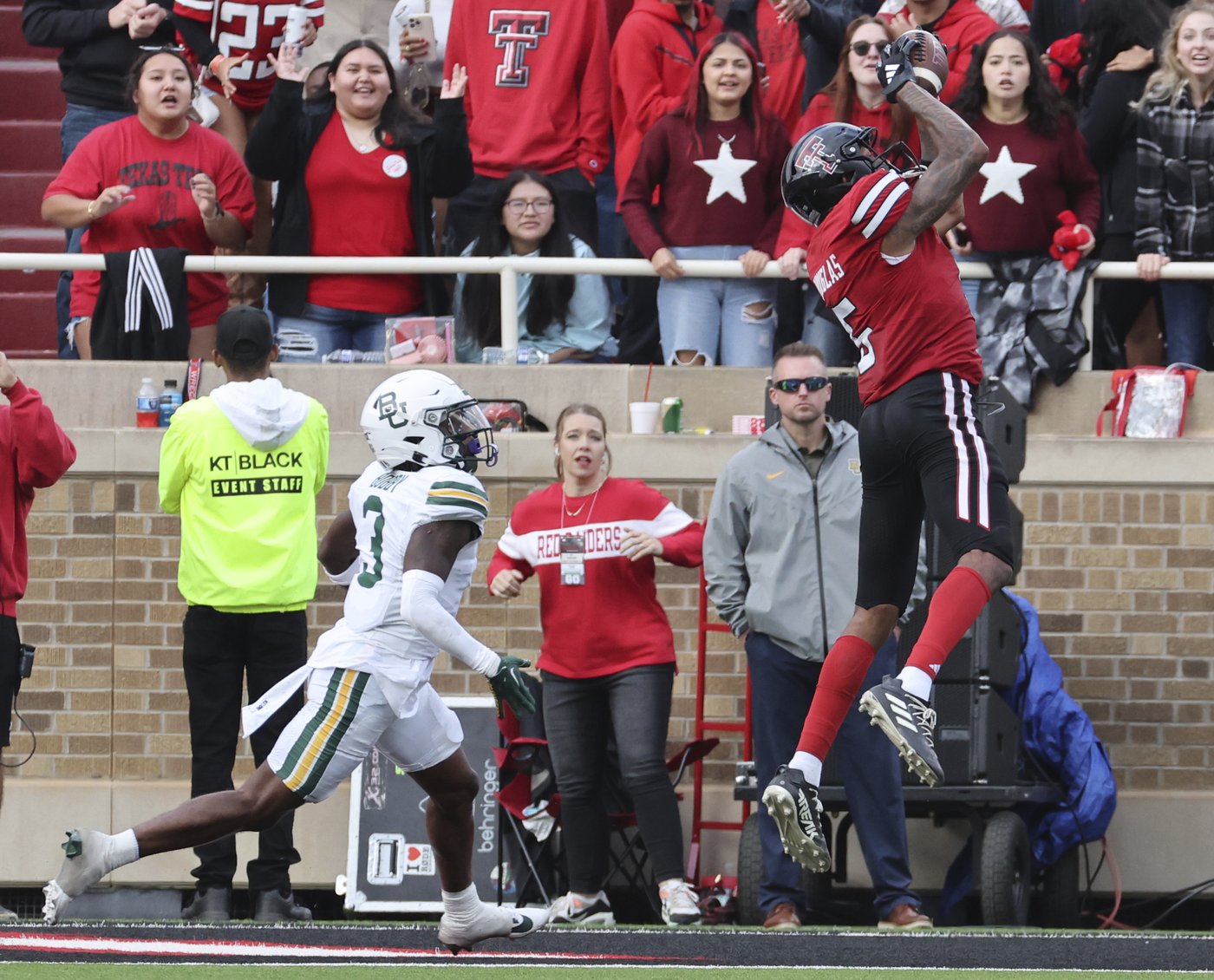 Sawyer Robertson celebrates homecoming with 5 TDs passes as Baylor stuns Texas Tech 59-35 | iNFOnews.ca