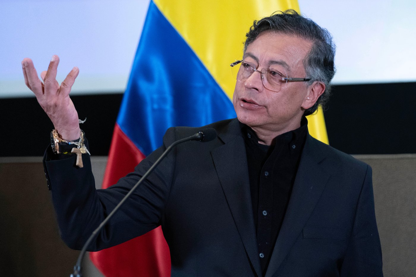 Colombian president accepts rebel's proposal to have a commission investigate its possible drug ties | iNFOnews.ca