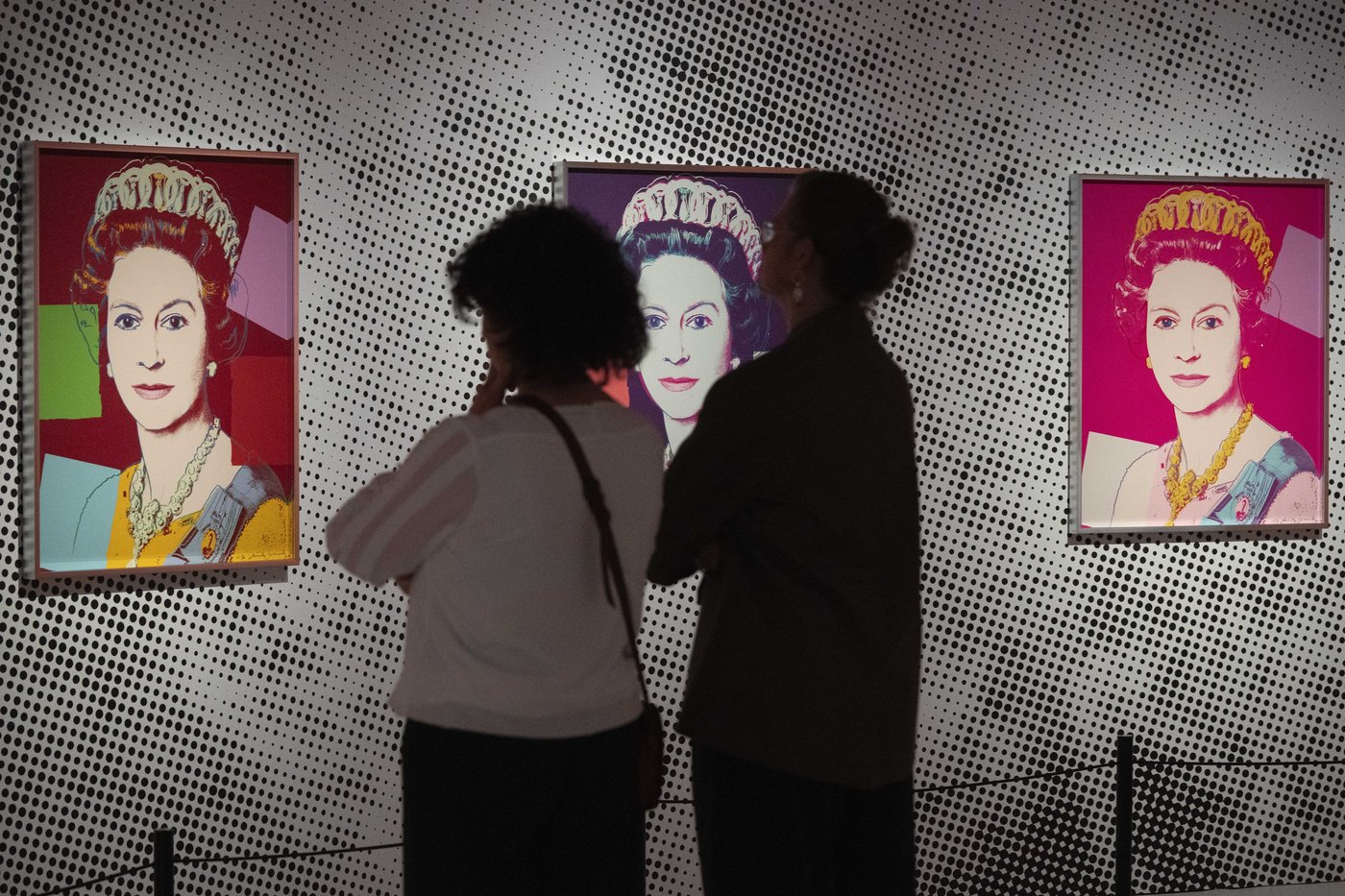 'Amateurish' thieves steal 2 Warhol prints, damage 2 more in botched heist at Dutch gallery | iNFOnews.ca