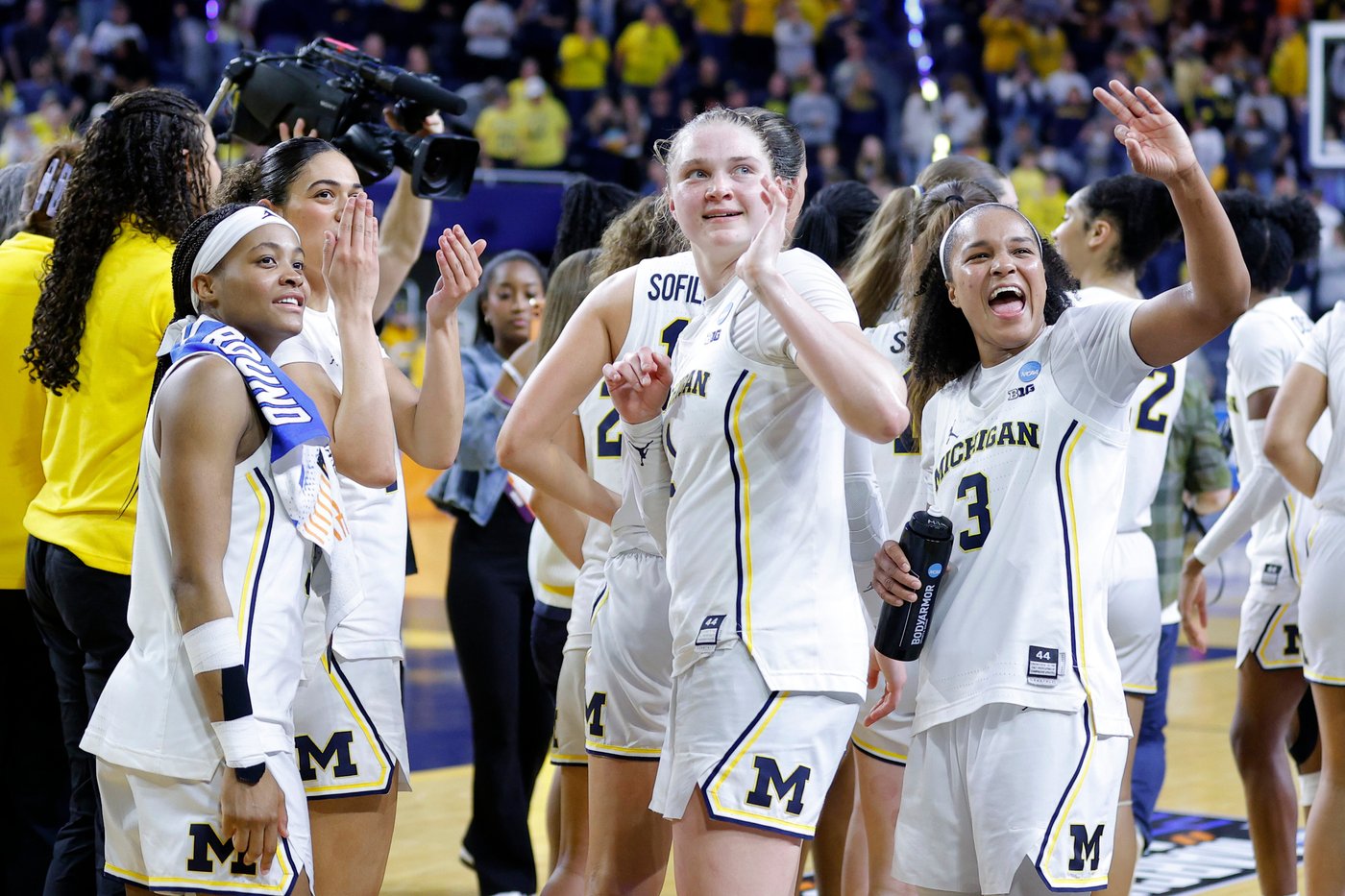 March Madness mismatch: No. 2 Michigan routs Holy Cross 83-48 in women's NCAA Tournament | iNFOnews.ca March Madness mismatch: No. 2 Michigan routs Holy Cross 83-48 in women's NCAA Tournament | iNFOnews.ca