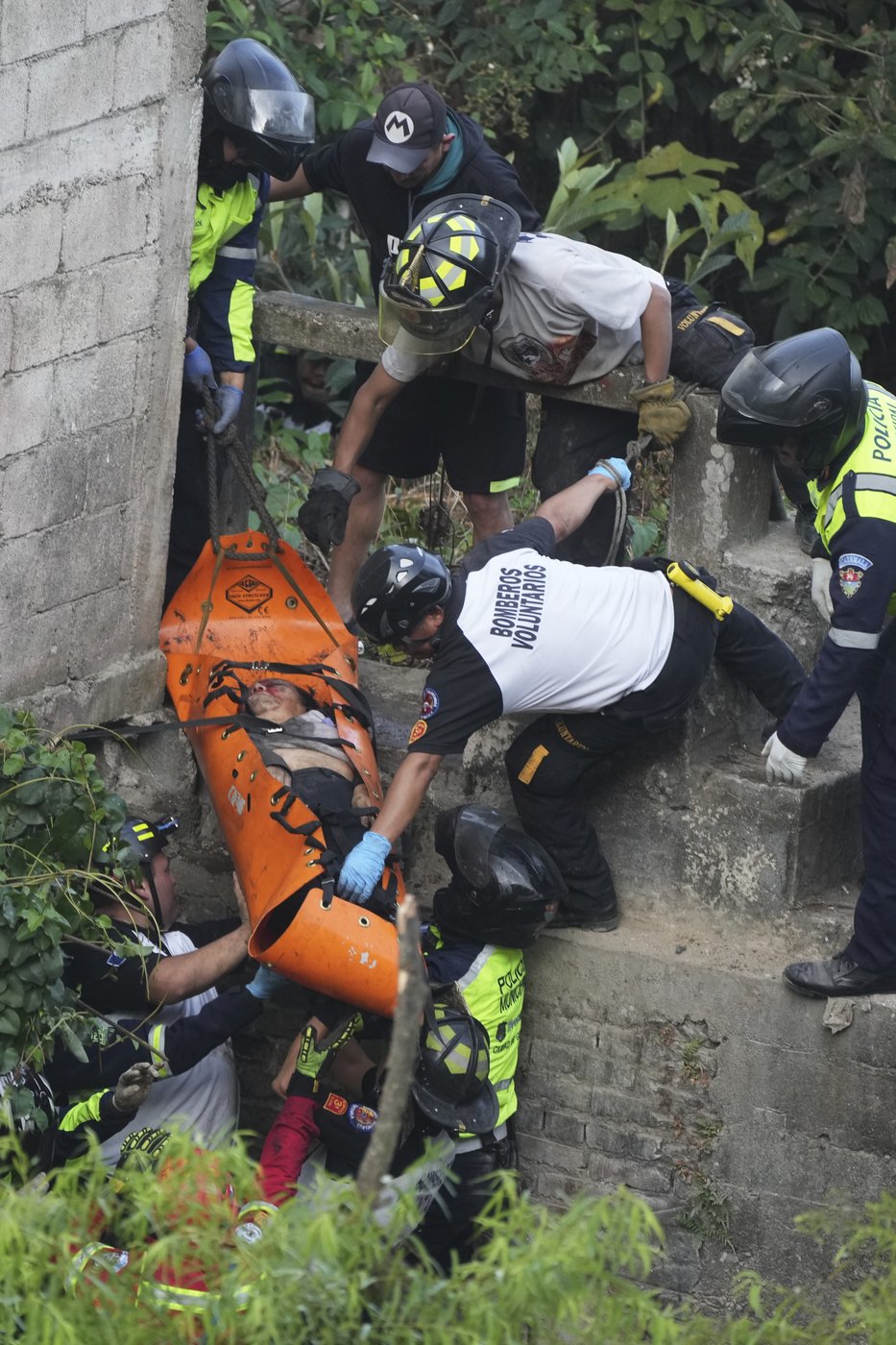 At least 55 are dead after a bus plunged into gorge in Guatemala | iNFOnews.ca At least 55 are dead after a bus plunged into gorge in Guatemala | iNFOnews.ca