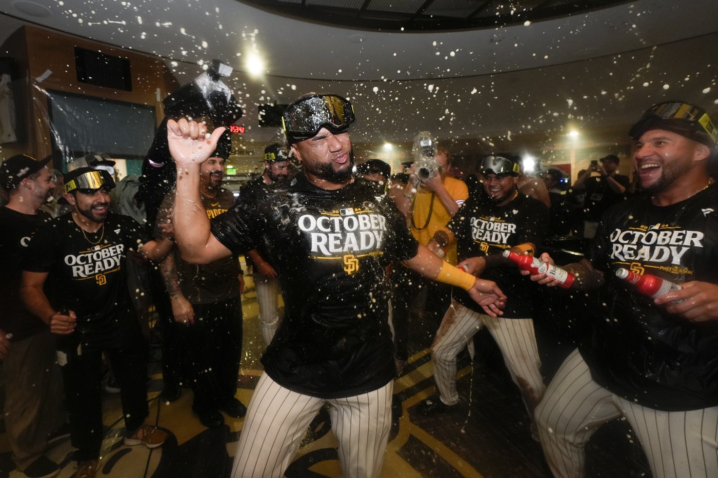 Higashioka's homer starts rally as Padres beat Braves 5-4 to sweep NL Wild Card Series | iNFOnews.ca