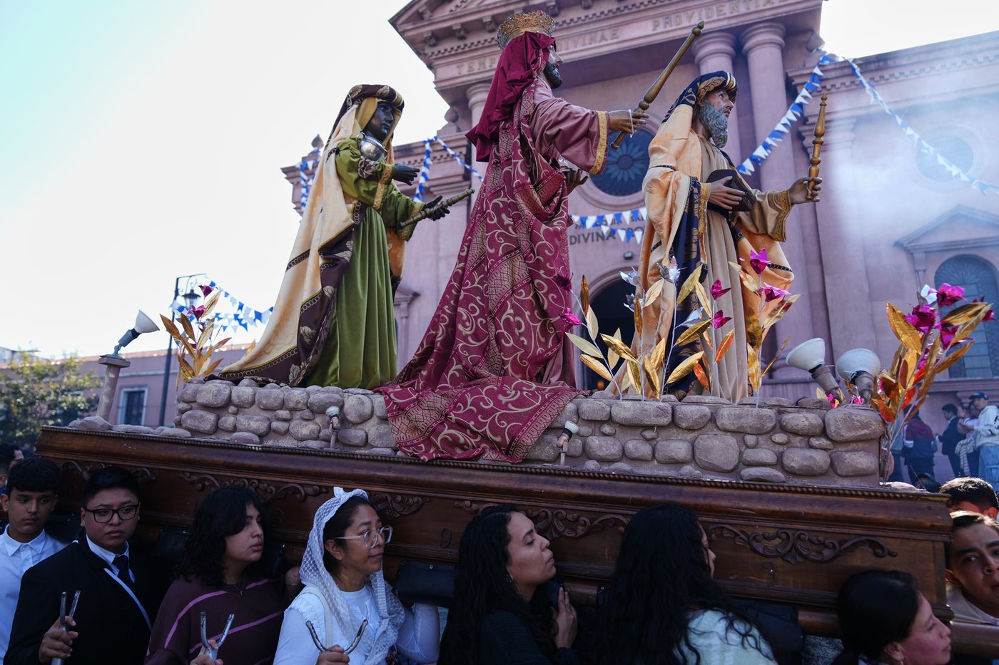 Photos show celebrations of Epiphany, also known as Three Kings Day | iNFOnews.ca
