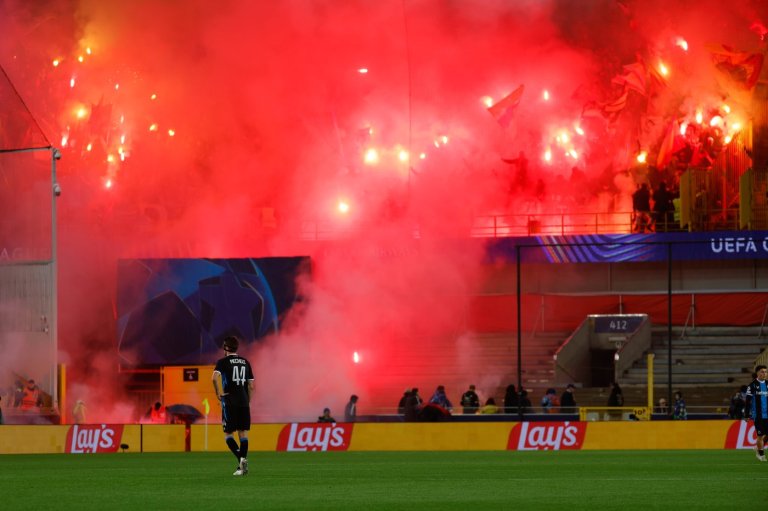 Lens fans banned from Liverpool game in Champions League for throwing flares that stopped play | iNFOnews.ca
