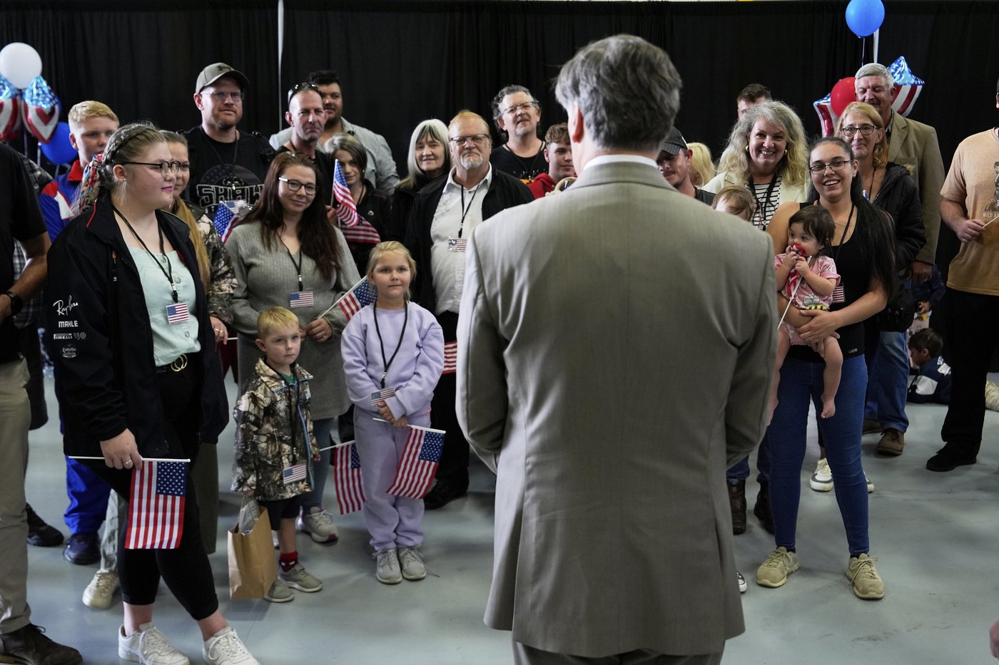 More white South Africans arrive in the US under a new refugee program | iNFOnews.ca