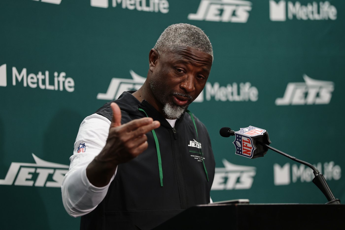 Aaron Glenn stands by his late decisions in Jets' overtime loss to Packers | iNFOnews.ca