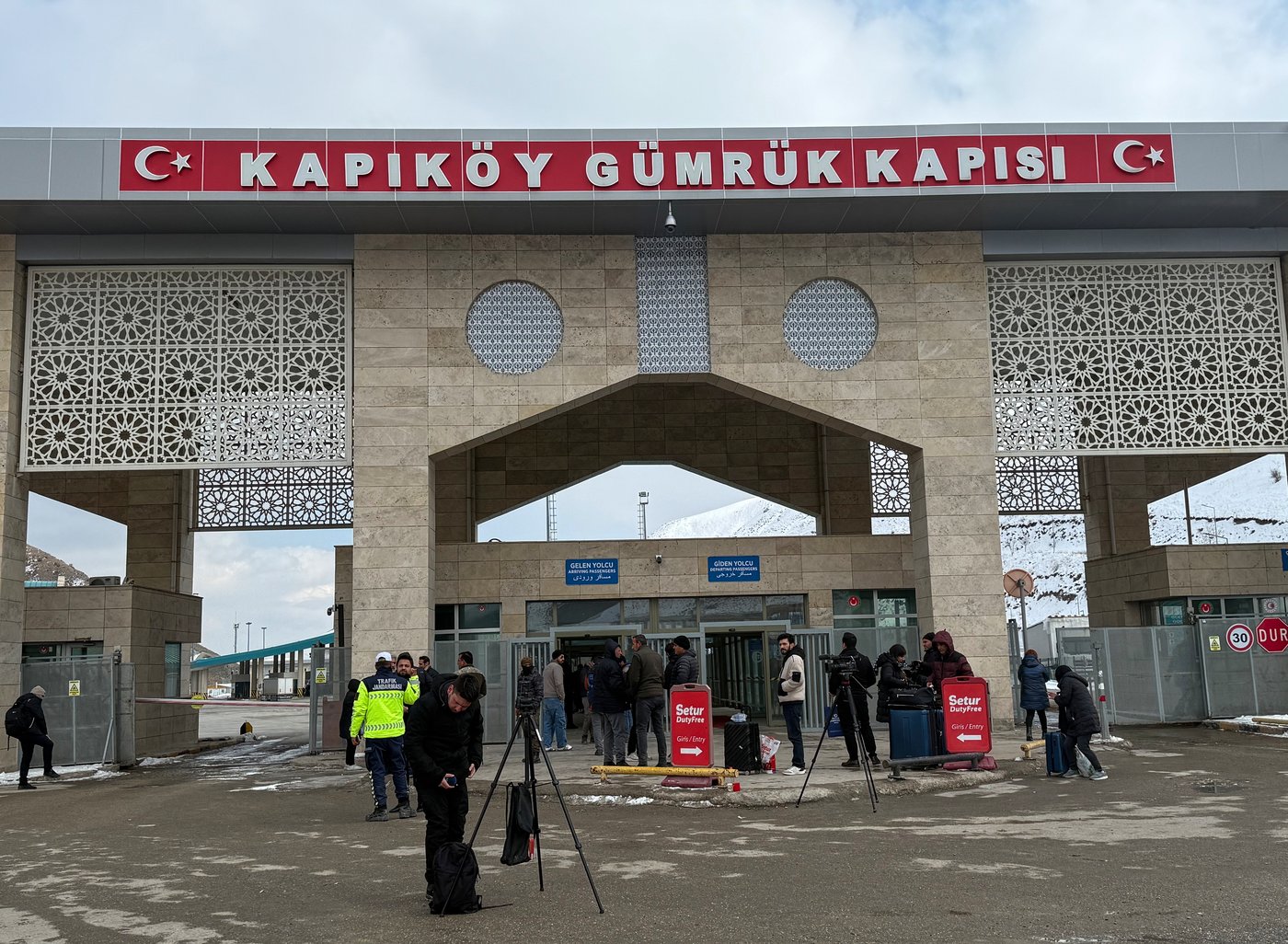 Iran's border with Turkey offers a way out, but few are leaving for good | iNFOnews.ca
