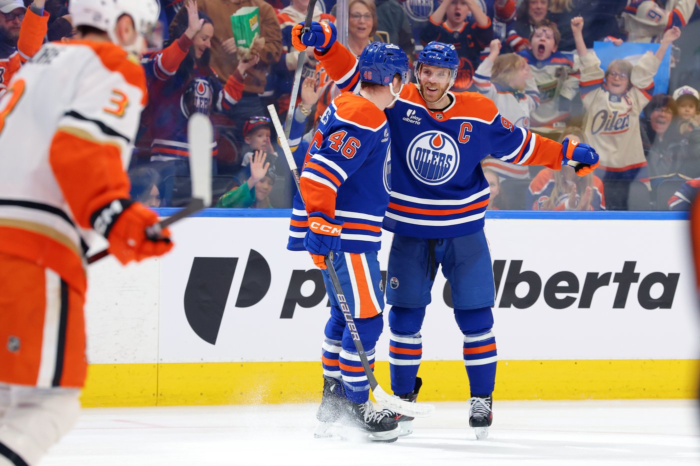 Oilers beat Ducks 4-2, McDavid moves back into scoring lead with three points | iNFOnews.ca