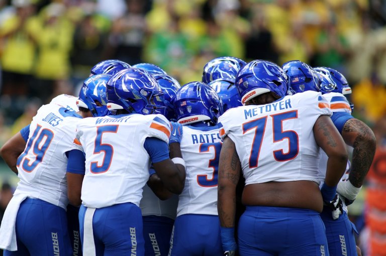 Oregon didn't appreciate Boise State dancing to "Shout" | iNFOnews.ca