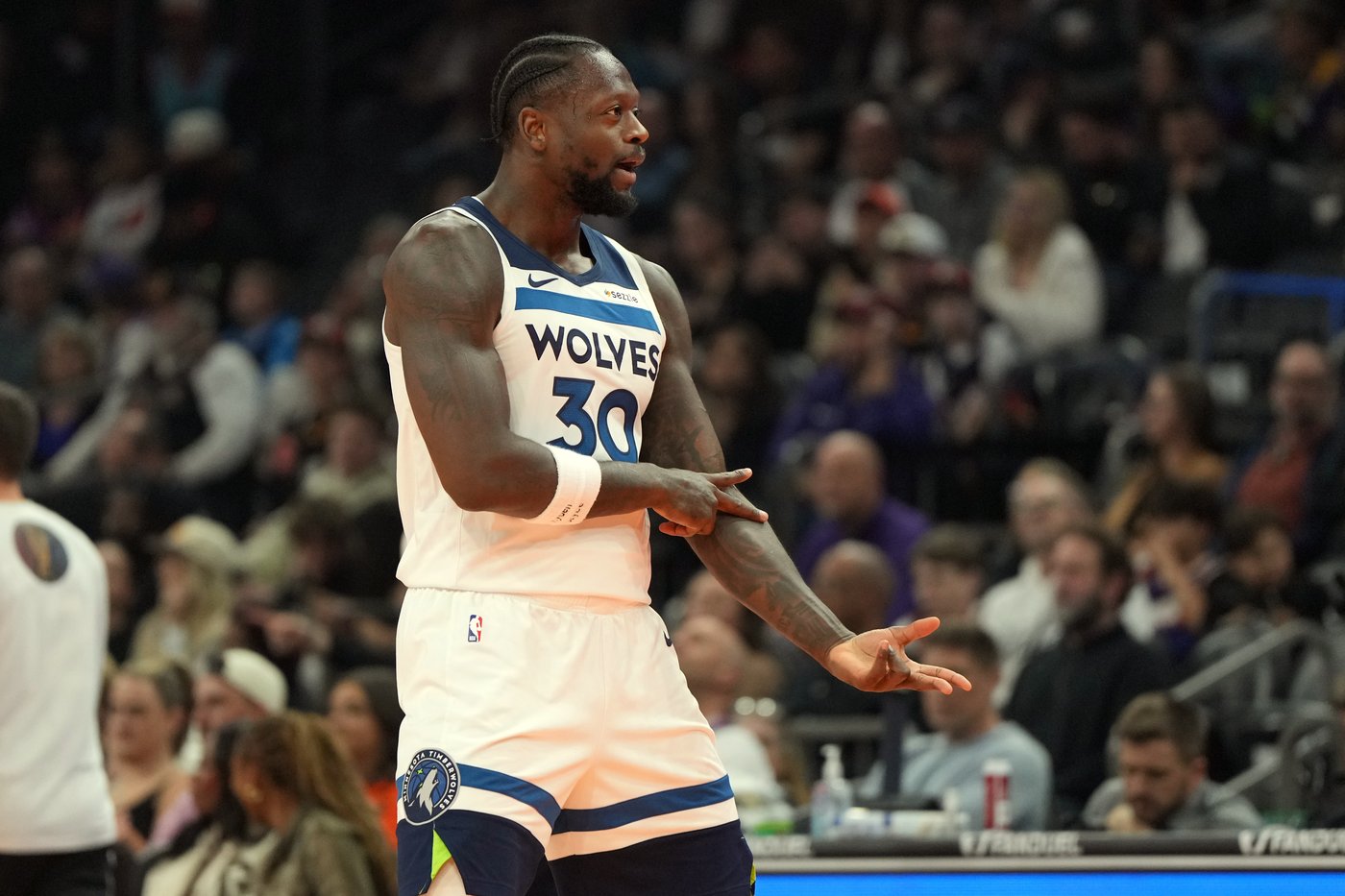 Gillespie hits go-ahead jumper with 6.4 seconds left, Suns rally to stun Timberwolves 114-113 | iNFOnews.ca
