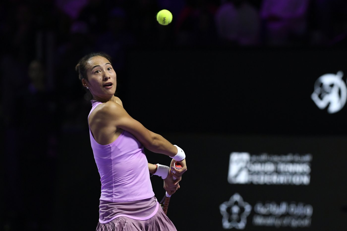 Coco Gauff wins WTA Finals for the first time by rallying to beat Zheng Qinwen | iNFOnews.ca