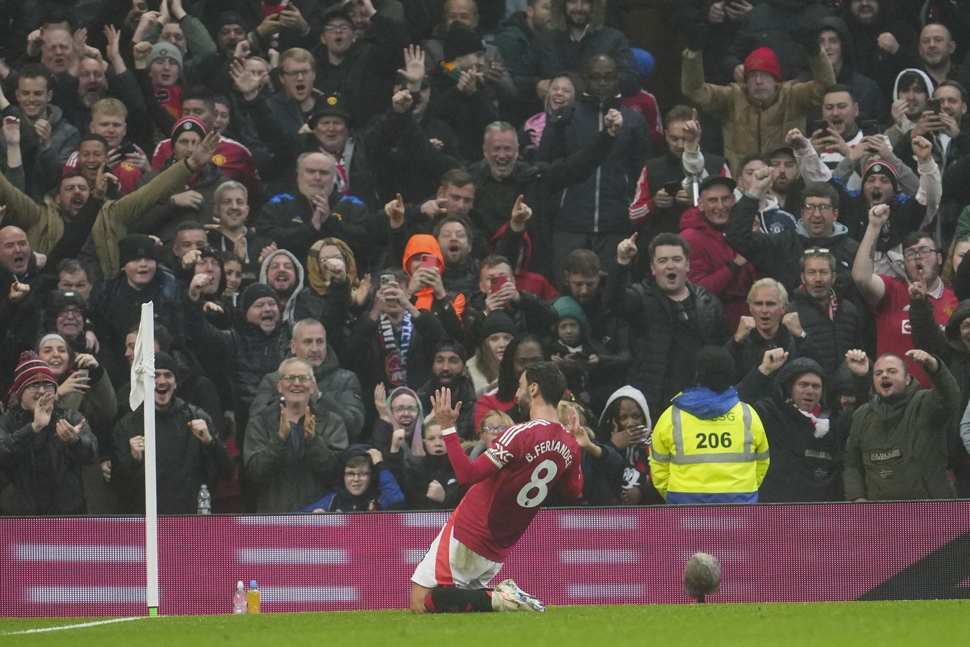 Arsenal's winless run goes on after 1-1 draw with Chelsea and Man United beats Leicester 3-0 | iNFOnews.ca