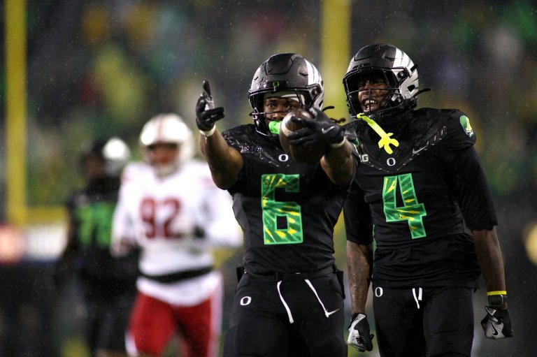 No. 6 Oregon enters crucial closing stretch on road against rolling Iowa | iNFOnews.ca