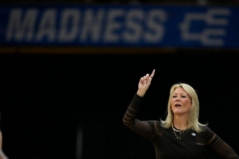 Georgia announces a mutual decision to part ways with Lady Bulldogs coach Katie Abrahamson-Henderson | iNFOnews.ca