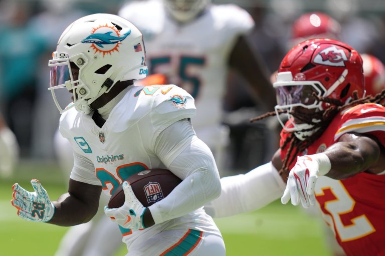 Dolphins' star RB De'Von Achane ruled out after suffering knee injury vs. Chiefs | iNFOnews.ca