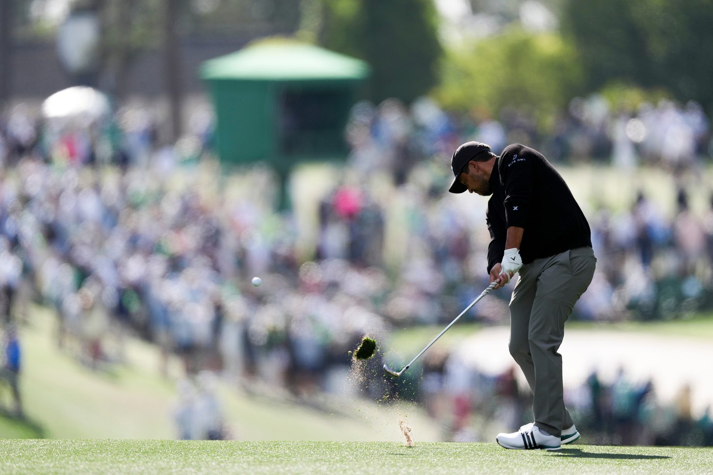 Xander Schauffele's shot lands in a viewer's merchandise bag. It didn't stop him from making par | iNFOnews.ca Xander Schauffele's shot lands in a viewer's merchandise bag. It didn't stop him from making par | iNFOnews.ca