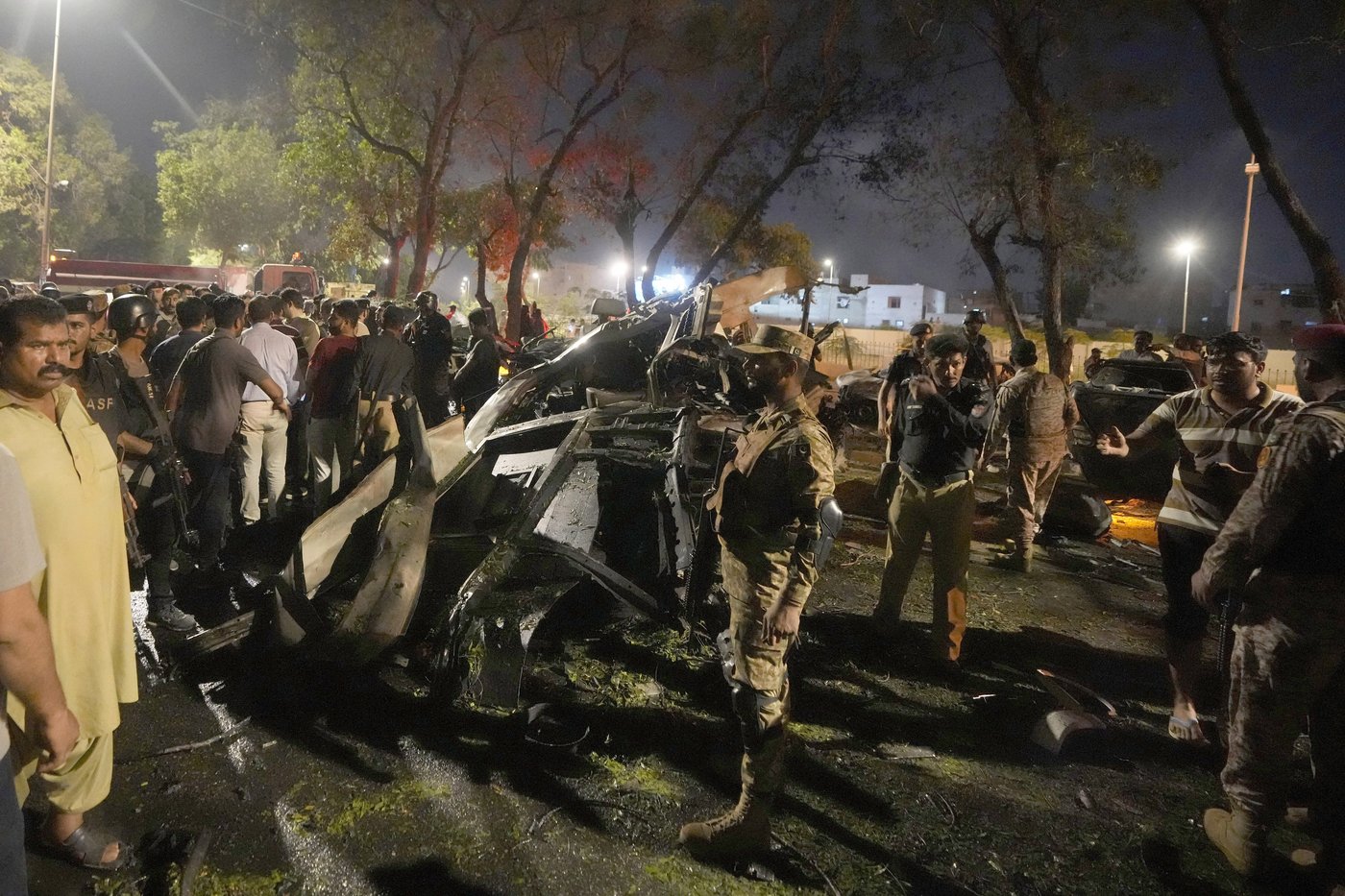 An explosion outside the Karachi, Pakistan, airport kills 2 workers from China and injures others | iNFOnews.ca