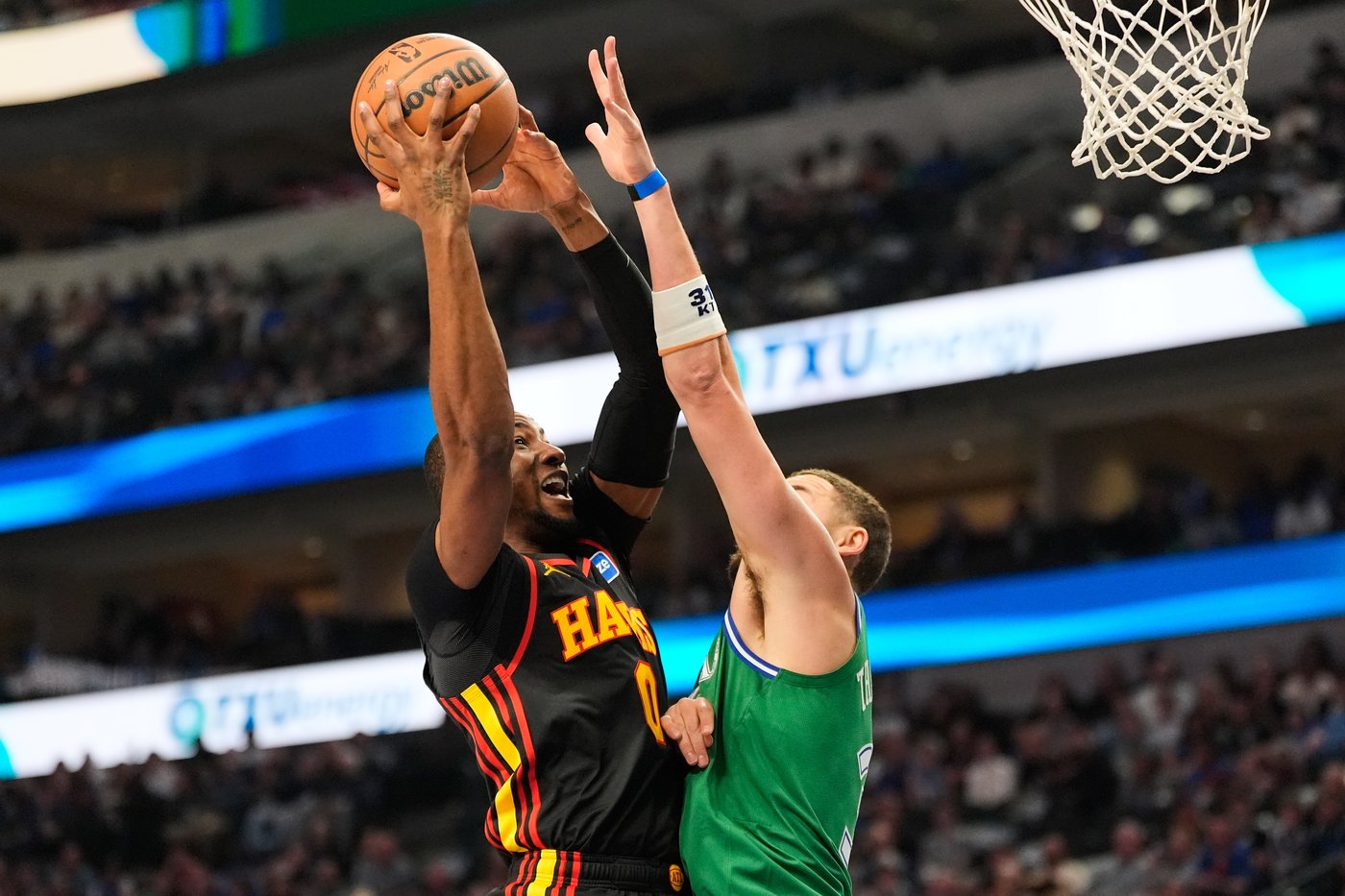 Hawks beat the Mavericks 135-120 for their 11th straight win | iNFOnews.ca Hawks beat the Mavericks 135-120 for their 11th straight win | iNFOnews.ca