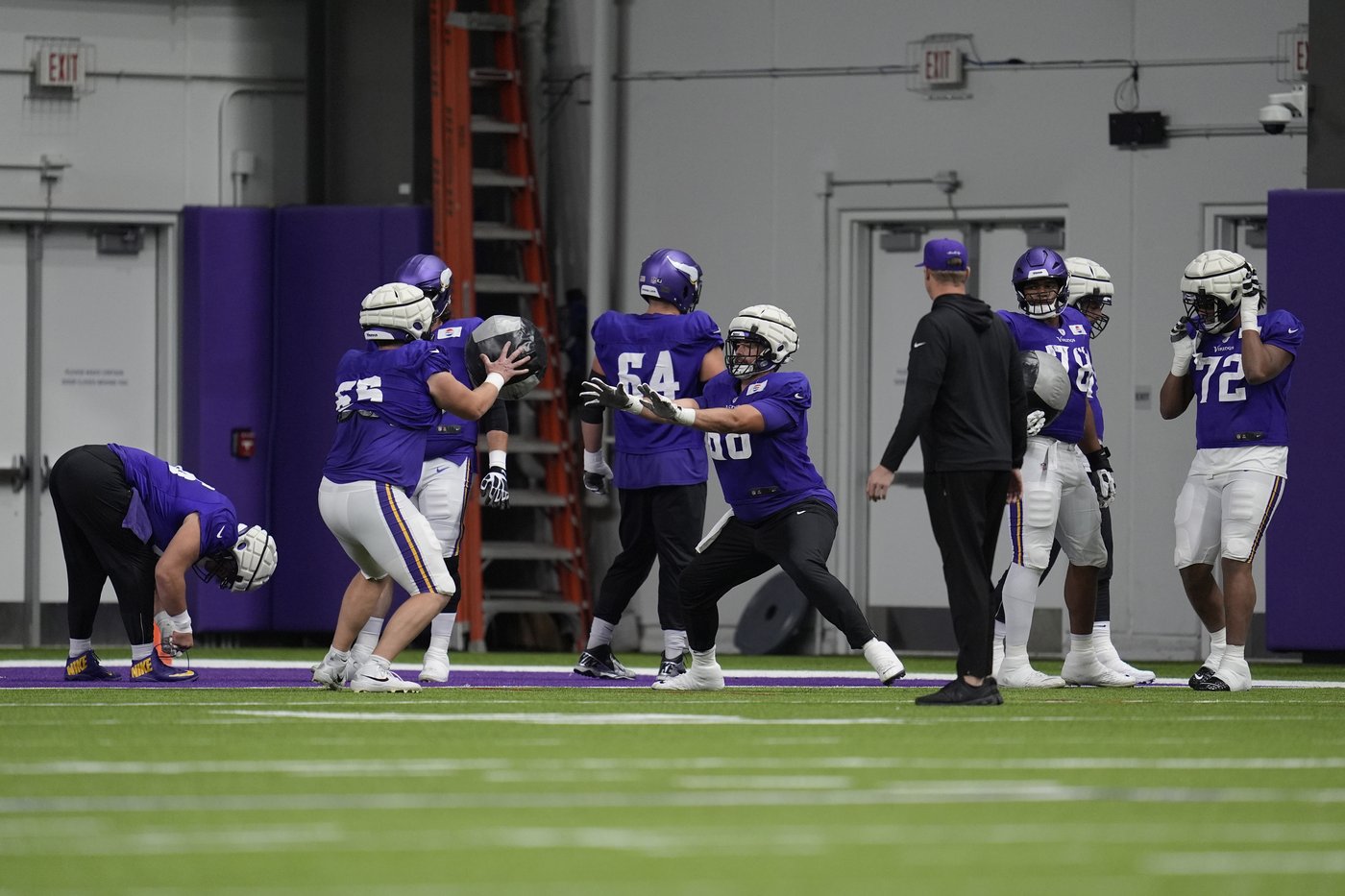 Vikings work quickly to fill Darrisaw's vital spot on the line with Robinson hustling in | iNFOnews.ca Vikings work quickly to fill Darrisaw's vital spot on the line with Robinson hustling in | iNFOnews.ca