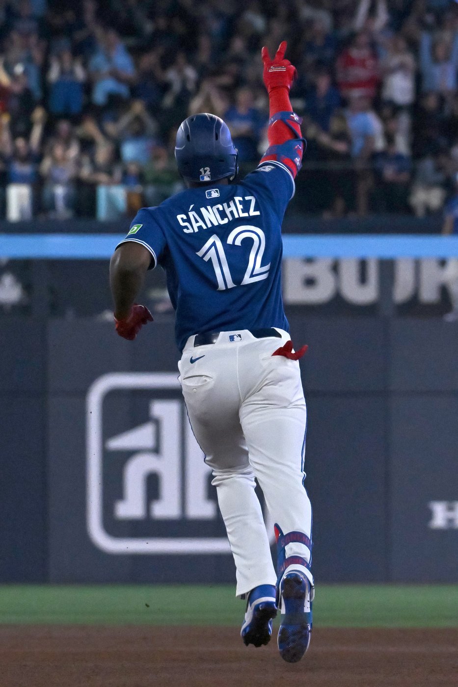 Sanchez's two-run shot lifts Blue Jays to 4-2 win over Guardians in rubber match | iNFOnews.ca