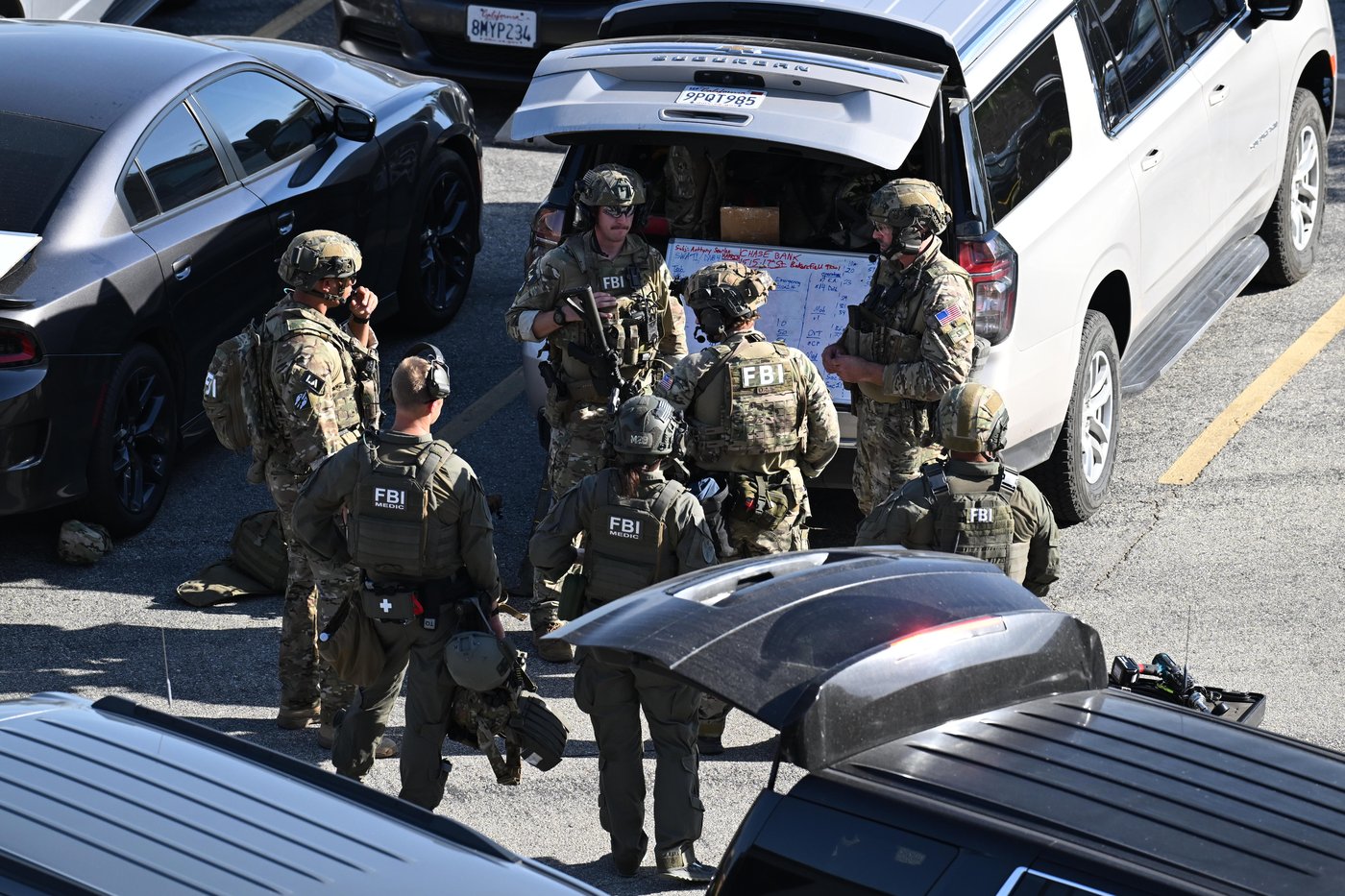 Suspect who took 10 people hostage in California standoff has been shot and killed, police say | iNFOnews.ca Suspect who took 10 people hostage in California standoff has been shot and killed, police say | iNFOnews.ca