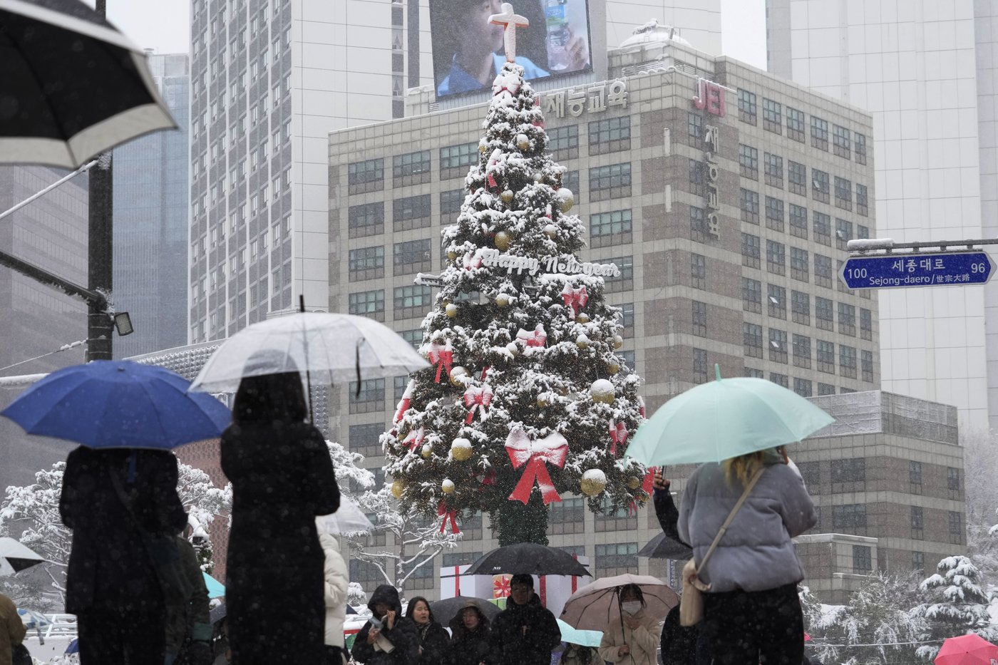 Worst November snowstorm in half century hits Seoul and grounds hundreds of airplane flights | iNFOnews.ca