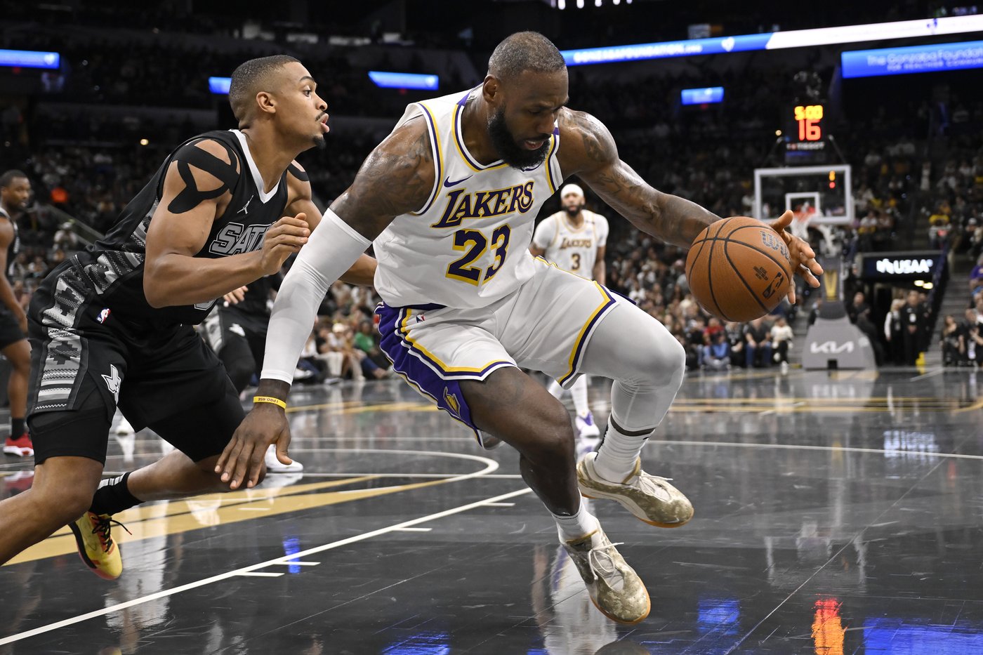 Anthony Davis, LeBron James lead Lakers past Spurs 120-115 to open NBA Cup title defense | iNFOnews.ca