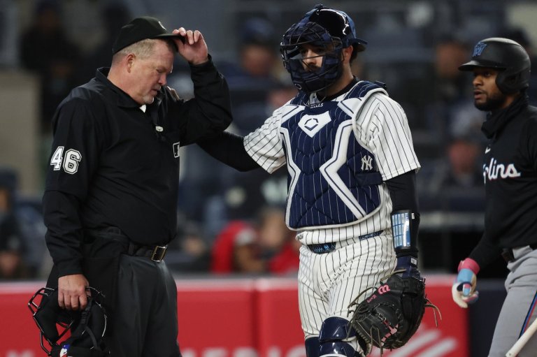 Plate umpire Ron Kulpa leaves Marlins-Yankees game after taking foul ball off mask | iNFOnews.ca
