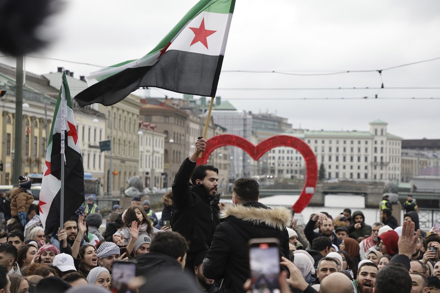 Global reaction to Assad's sudden ouster from Syria ranges from jubilation to alarm | iNFOnews.ca Global reaction to Assad's sudden ouster from Syria ranges from jubilation to alarm | iNFOnews.ca