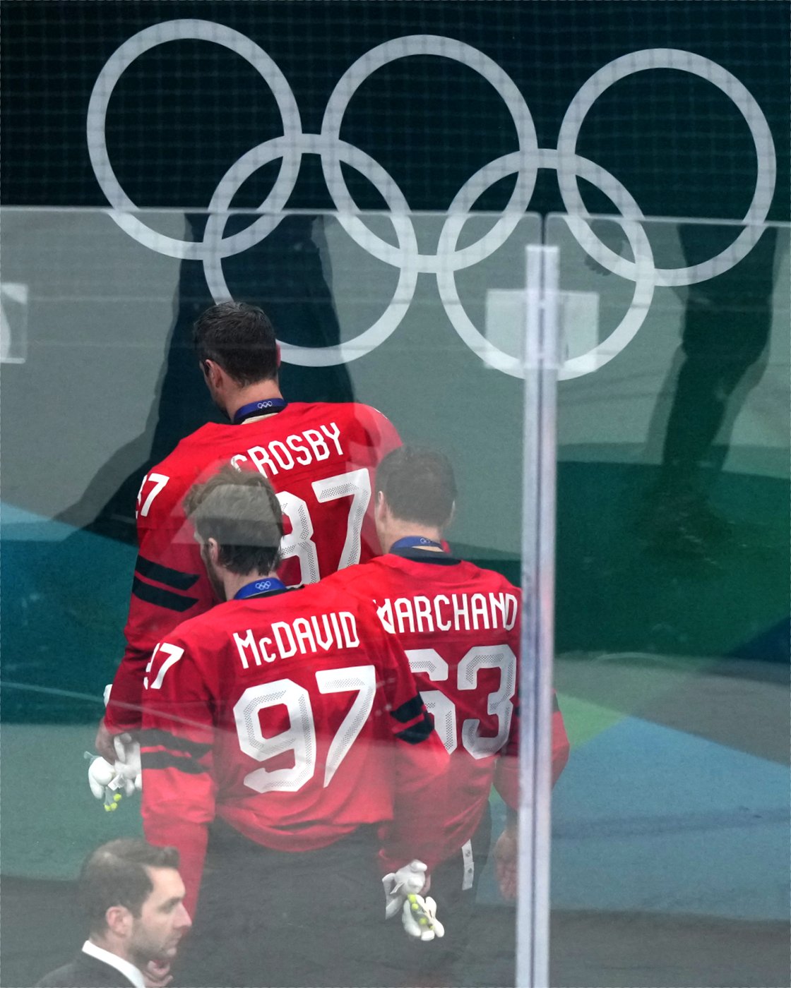 Matthew Tkachuk and Auston Matthews celebrate US hockey gold with ceremonial puck drop | iNFOnews.ca