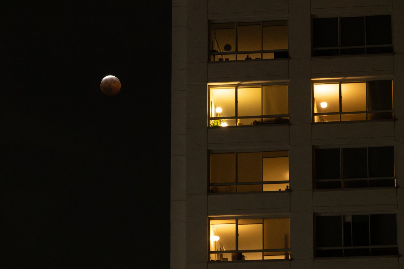A lunar eclipse lights up skies across the Americas. in photos | iNFOnews.ca