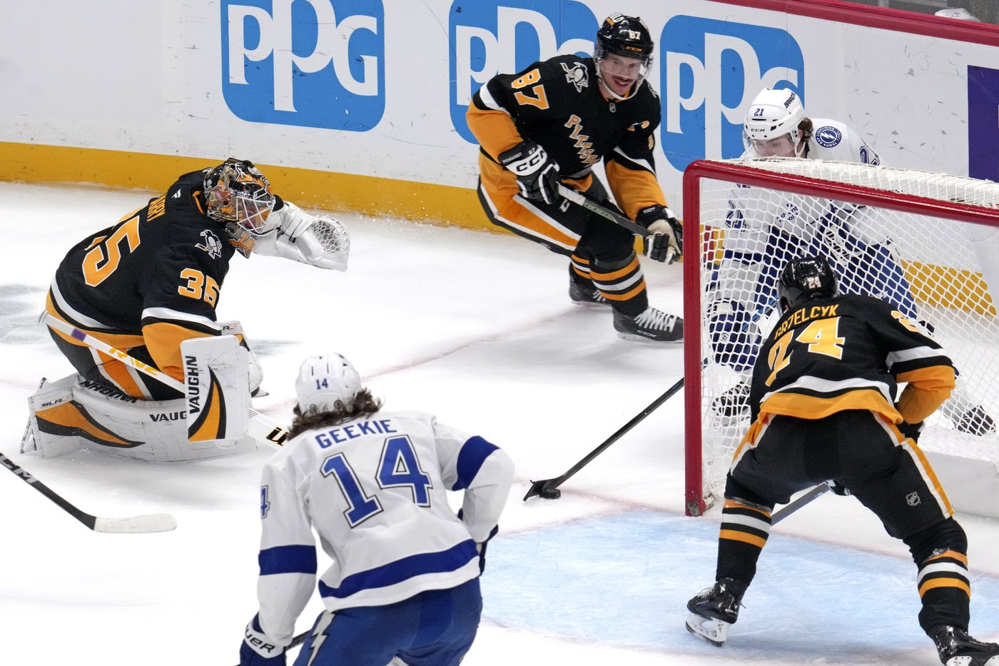 Brayden Point's OT winner helps Lightning rally past Penguins, 3-2 | iNFOnews.ca